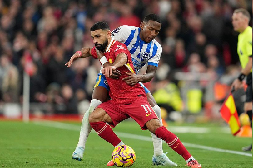 Mohamed Salah dikawal lawan di laga Liverpool vs Brighton, Premier League 2024/2025 (c) AP Photo/Jon Super