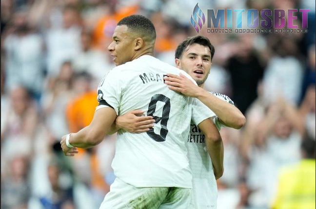 Penyerang Real Madrid Kylian Mbappe merayakan gol ke gawang Real Sociedad dalam laga La Liga, Sabtu (24/5/2025). (c) AP Photo/Cesar Cebolla