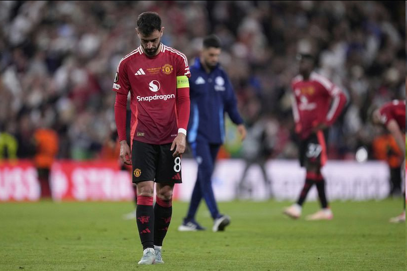 Kapten Manchester United, Bruno Fernandes tampak tertunduk usai dikalahkan Tottenham di final Liga Europa. (c) AP Photo/Bernat Armangue