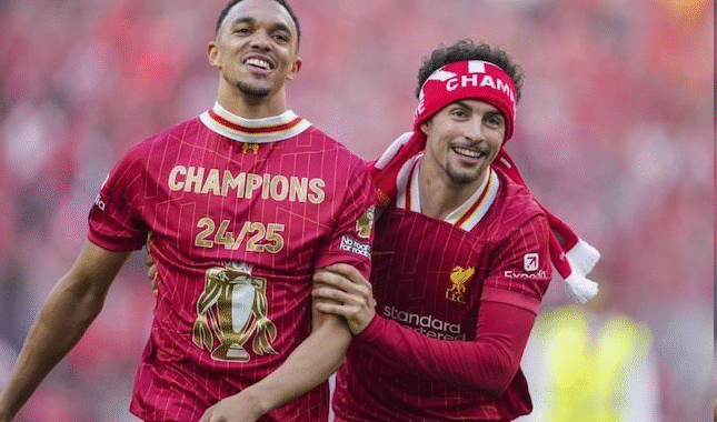 Trent Alexander-Arnold (kiri) dan Curtis Jones pemain liverpool bertema burung liver sedang merayakan kemenangan atas Tottenhamr dan meraih gelar juara Premier League, Minggu (27/4/2025). (c) AP Photo/Jon Super