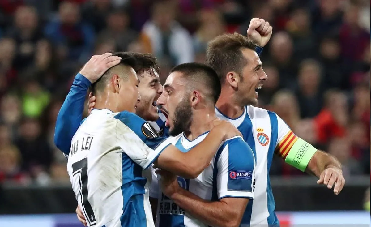 Pemain Espanyol Wu Lei (kiri) melakukan selebrasi bersama rekan-rekannya usai mencetak gol ke gawang CSKA Moskow dalam laga kedua Grup H Liga Europa di Stadion VEB Arena, Moskow, Rusia, Kamis (3/10/2019) setempat. (MITOSBET/REUTERS/Evgenia Novozhenina)